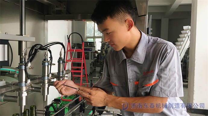 全自動(dòng)酥油灌裝機(jī)安裝.jpg 全自動(dòng)酥油灌裝機(jī)安裝.jpg